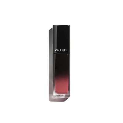 LA BARRA DE LABIOS LÍQUIDA BRILLANTE DE LARGA DURACIÓN